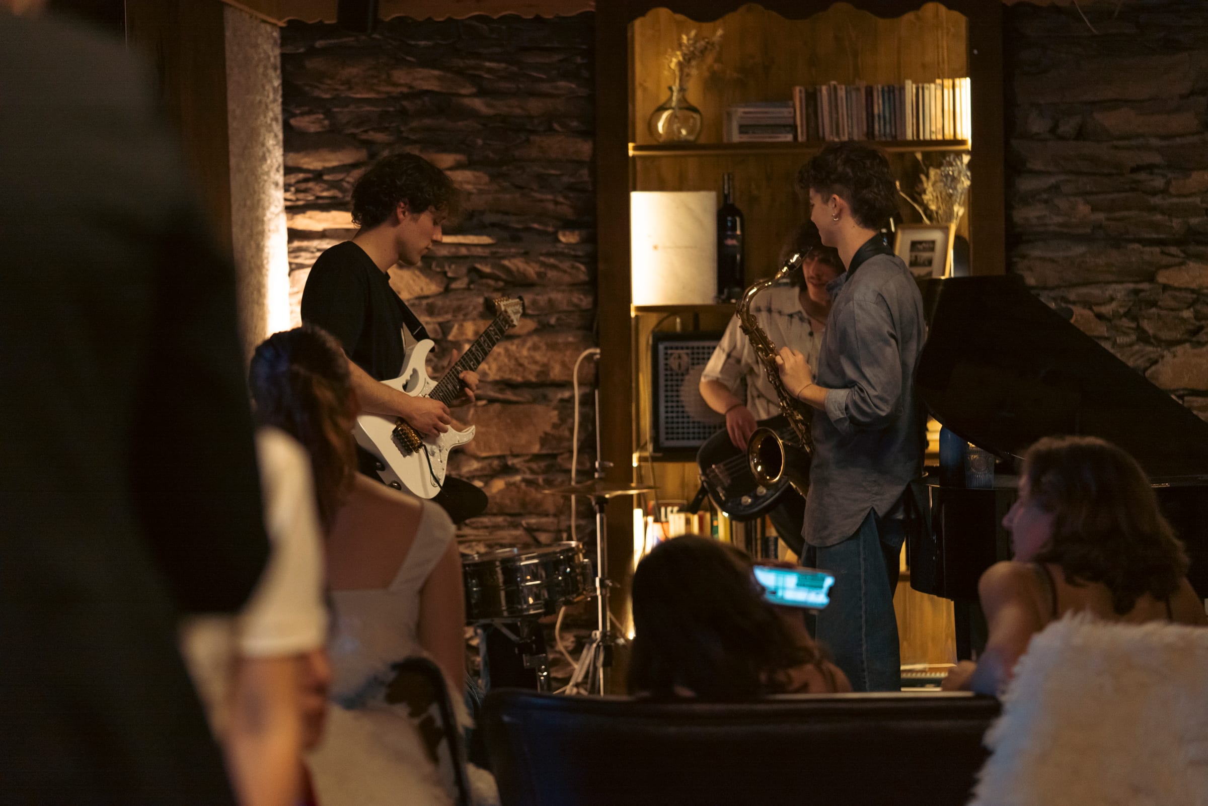 Groupe live en concert devant le mur en pierre du Karibou Bar