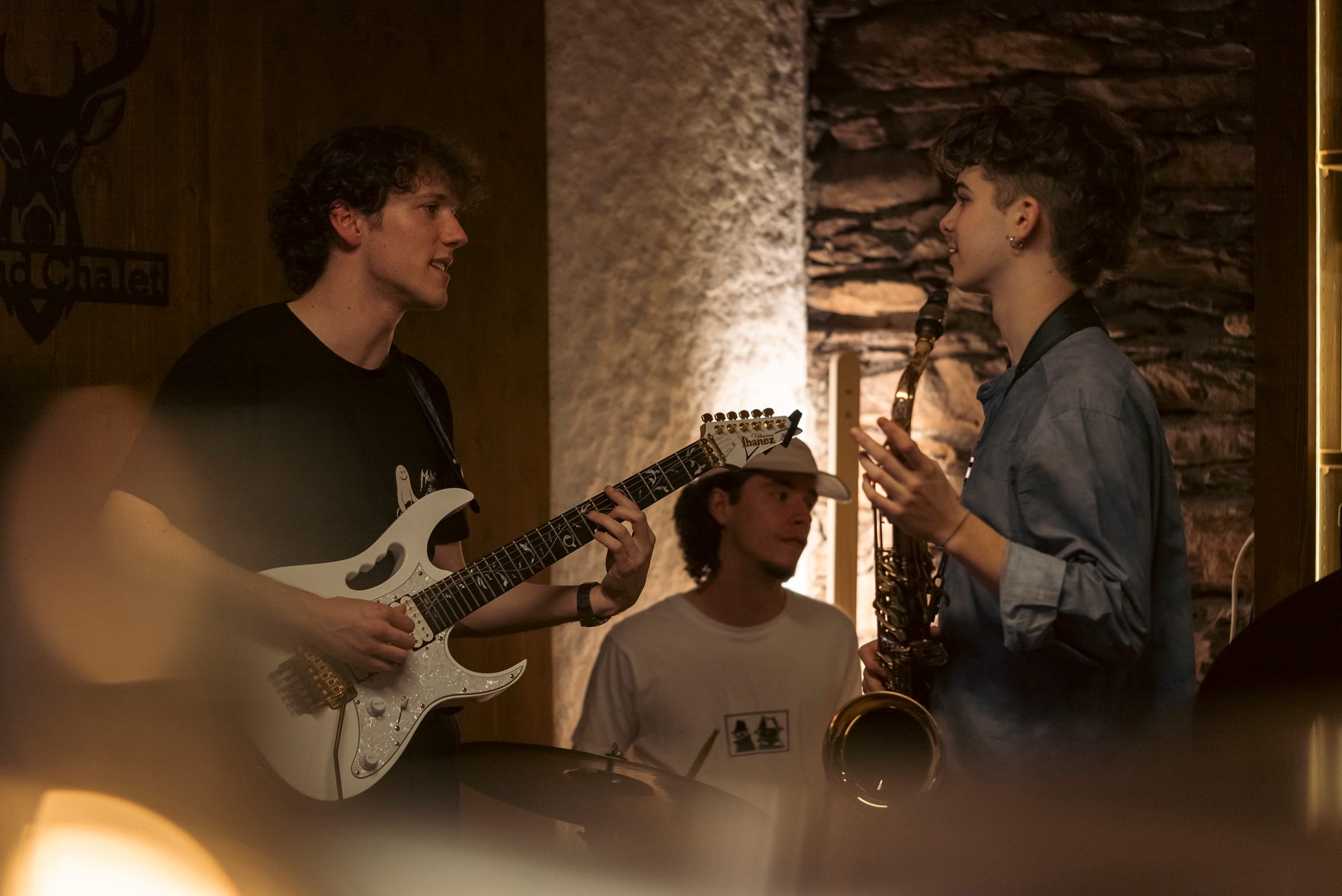 Trio jazz guitare-batterie-saxophone au Karibou Bar du Grand Chalet
