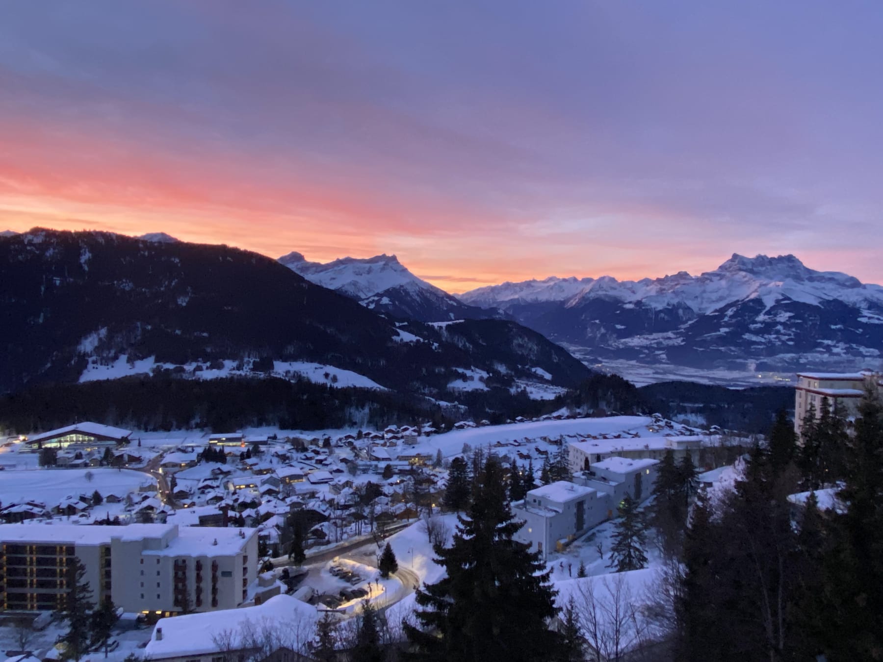 Coucher de soleil rose pastel sur les Dents du Midi vu de Leysin