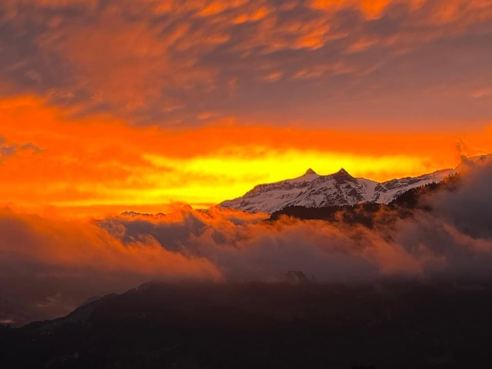 Coucher de soleil enflammé sur les sommets, moment d'exception au Grand Chalet