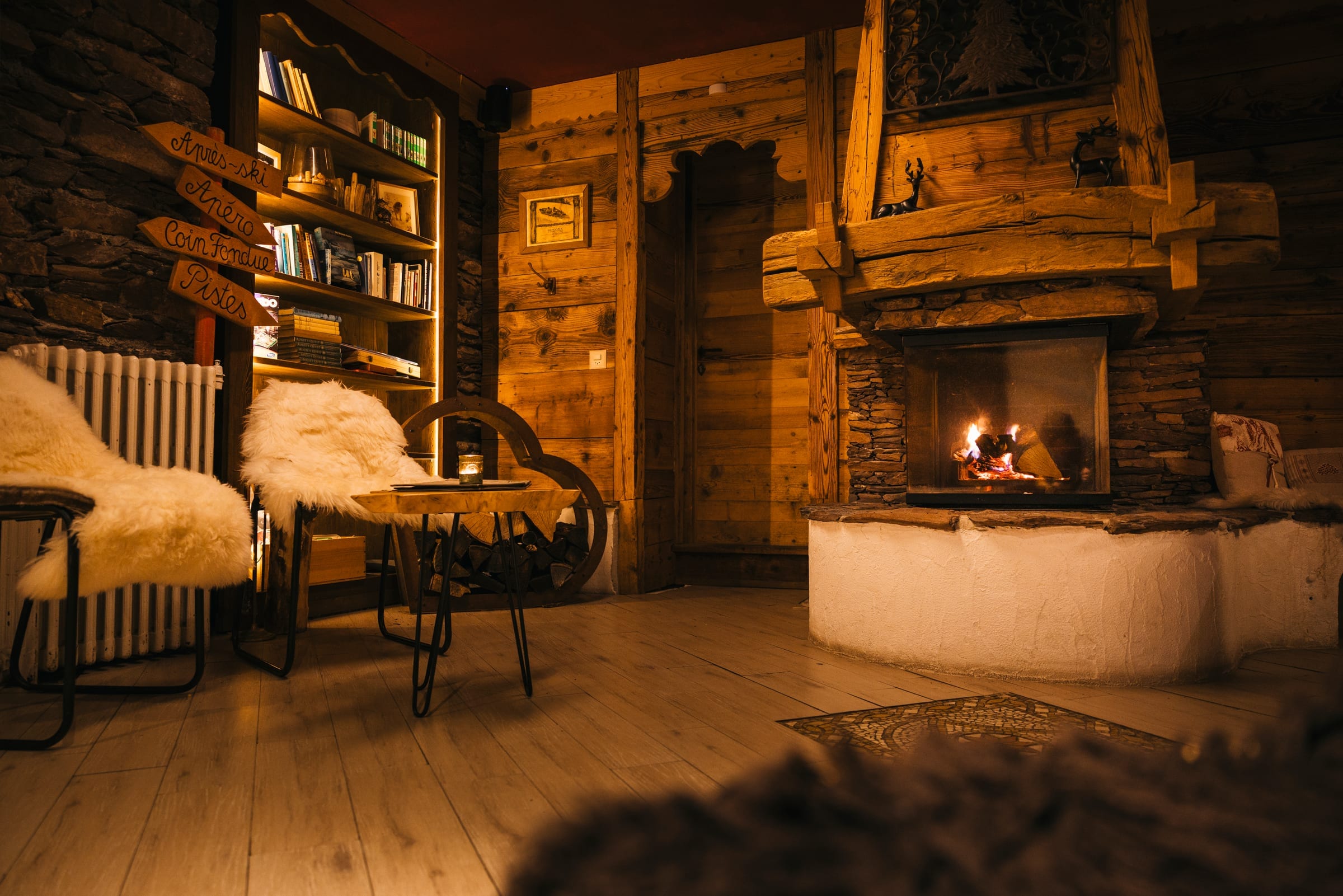 Salon lounge avec cheminée, coin feu après-ski