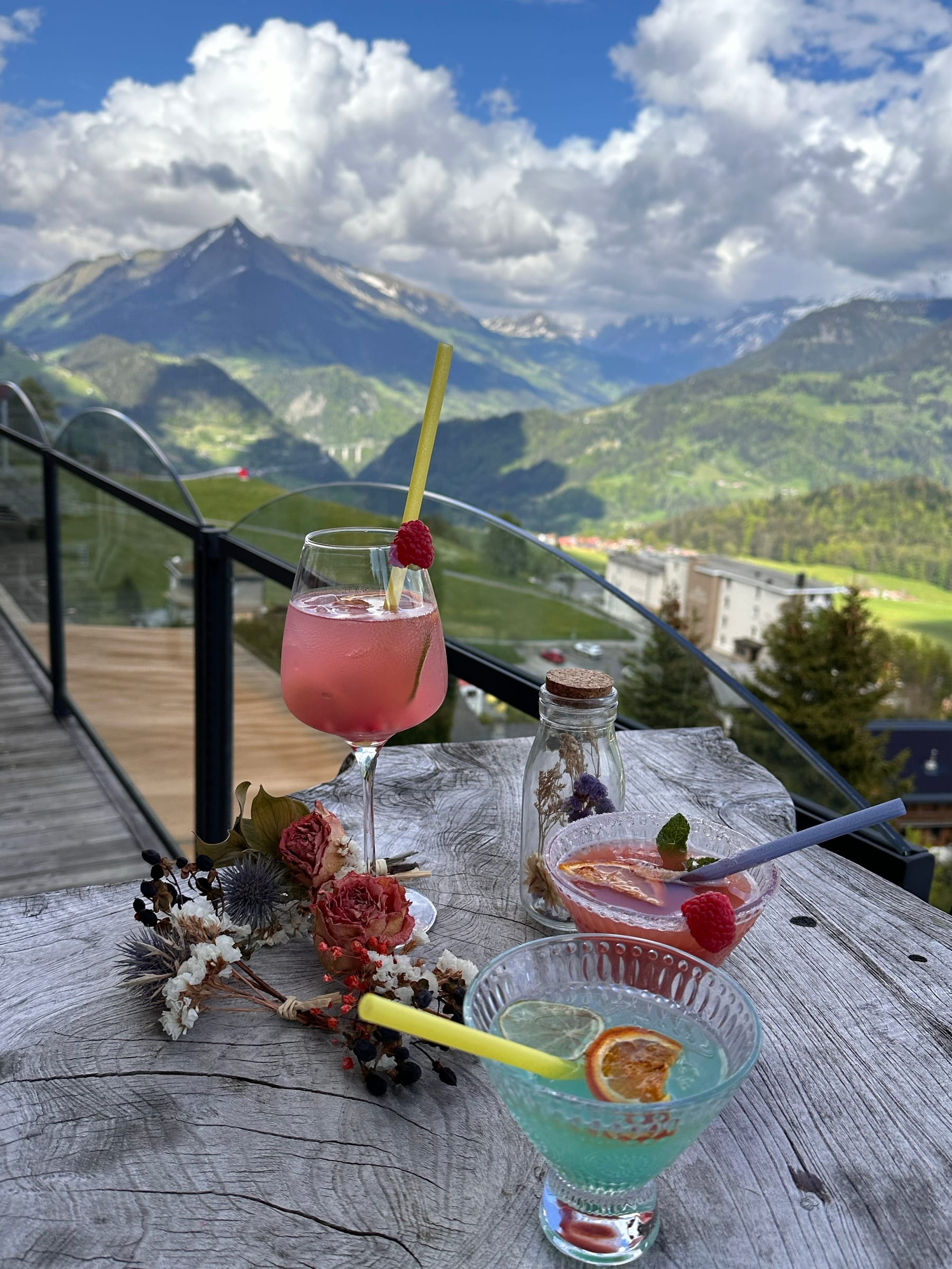 Cocktails servis sur la terrasse face aux Alpes