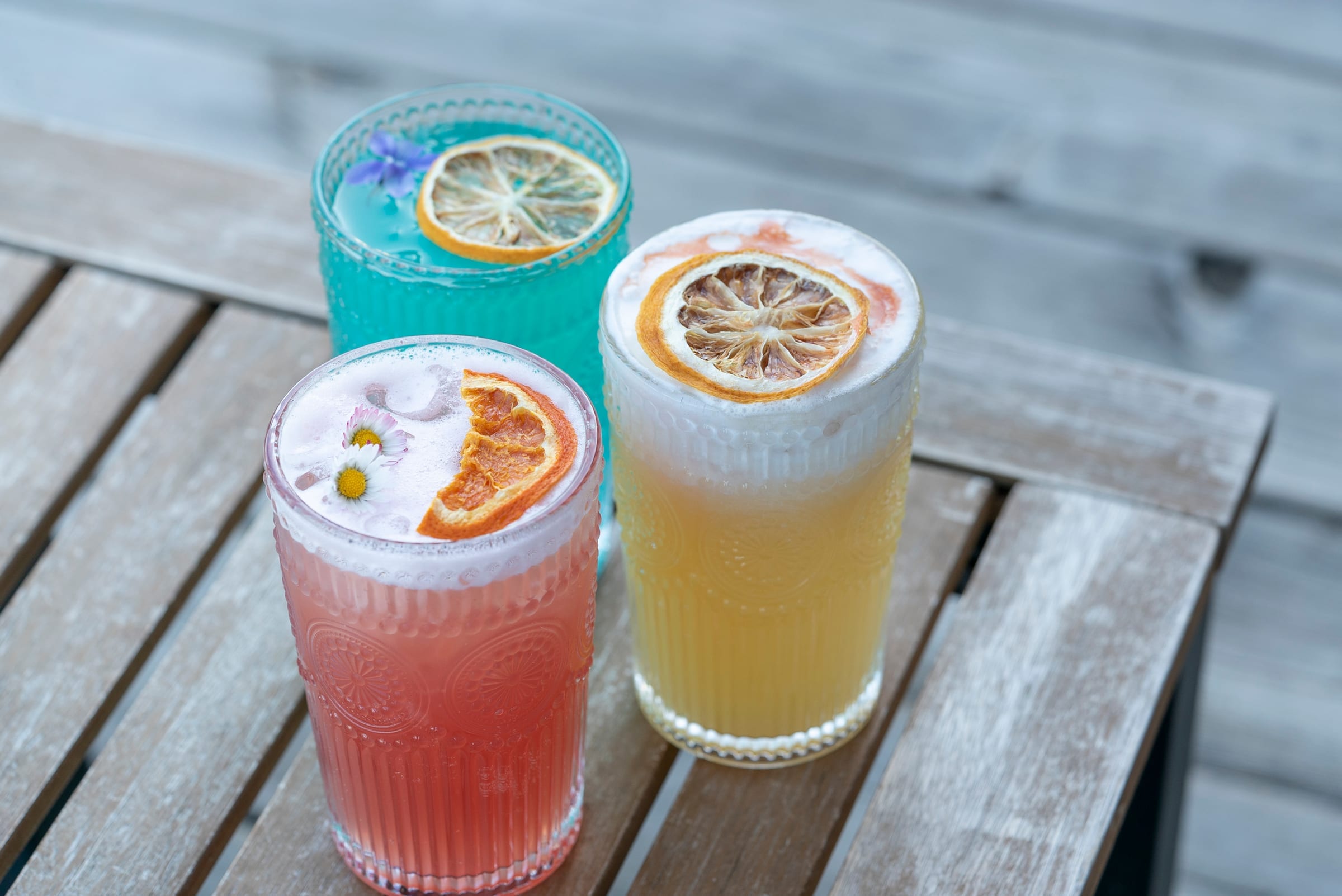 Trio de cocktails colorés sur la terrasse panoramique