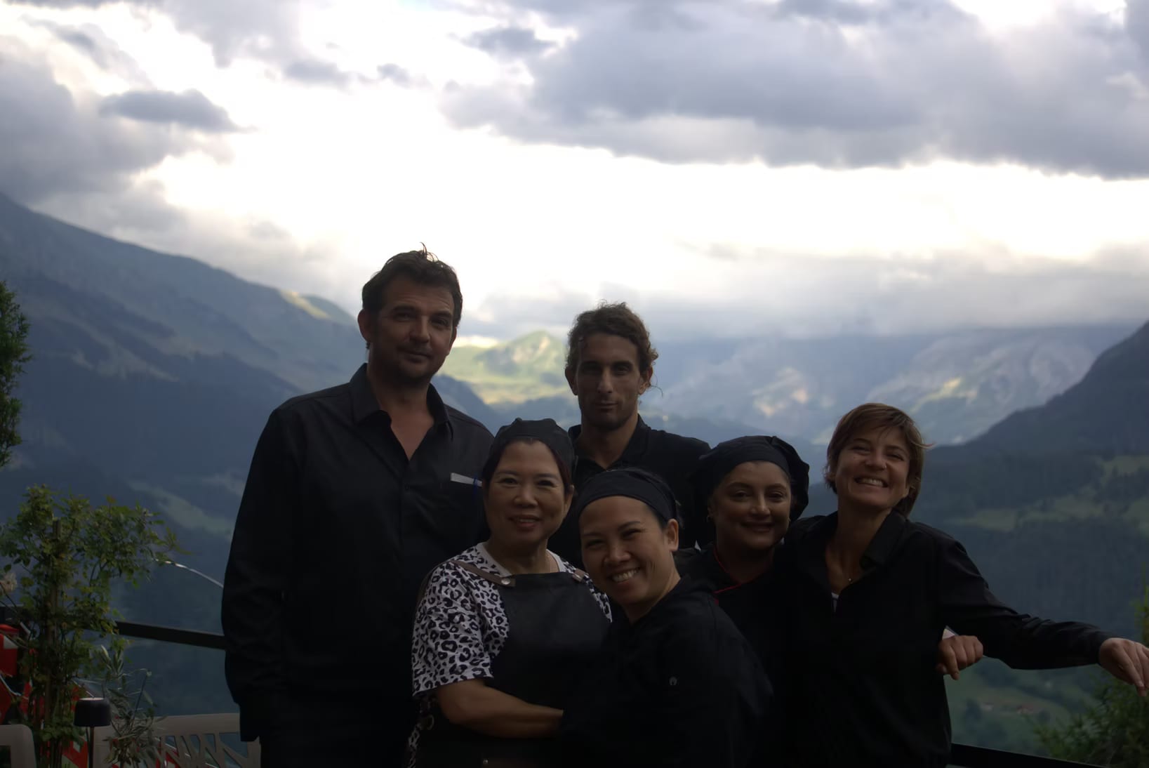 L'équipe de La Ferme à Fredy posant devant le panorama alpin