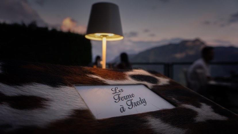 Enseigne du restaurant La Ferme à Fredy au crépuscule