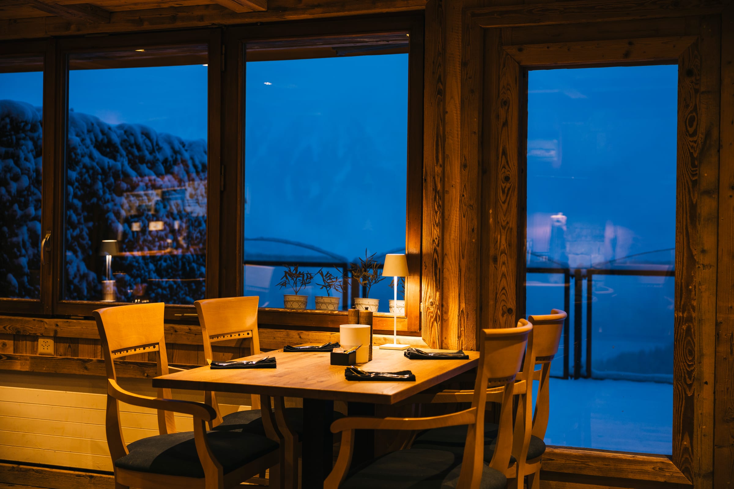 Salle du restaurant La Ferme à Fredy, ambiance chaleureuse en bois