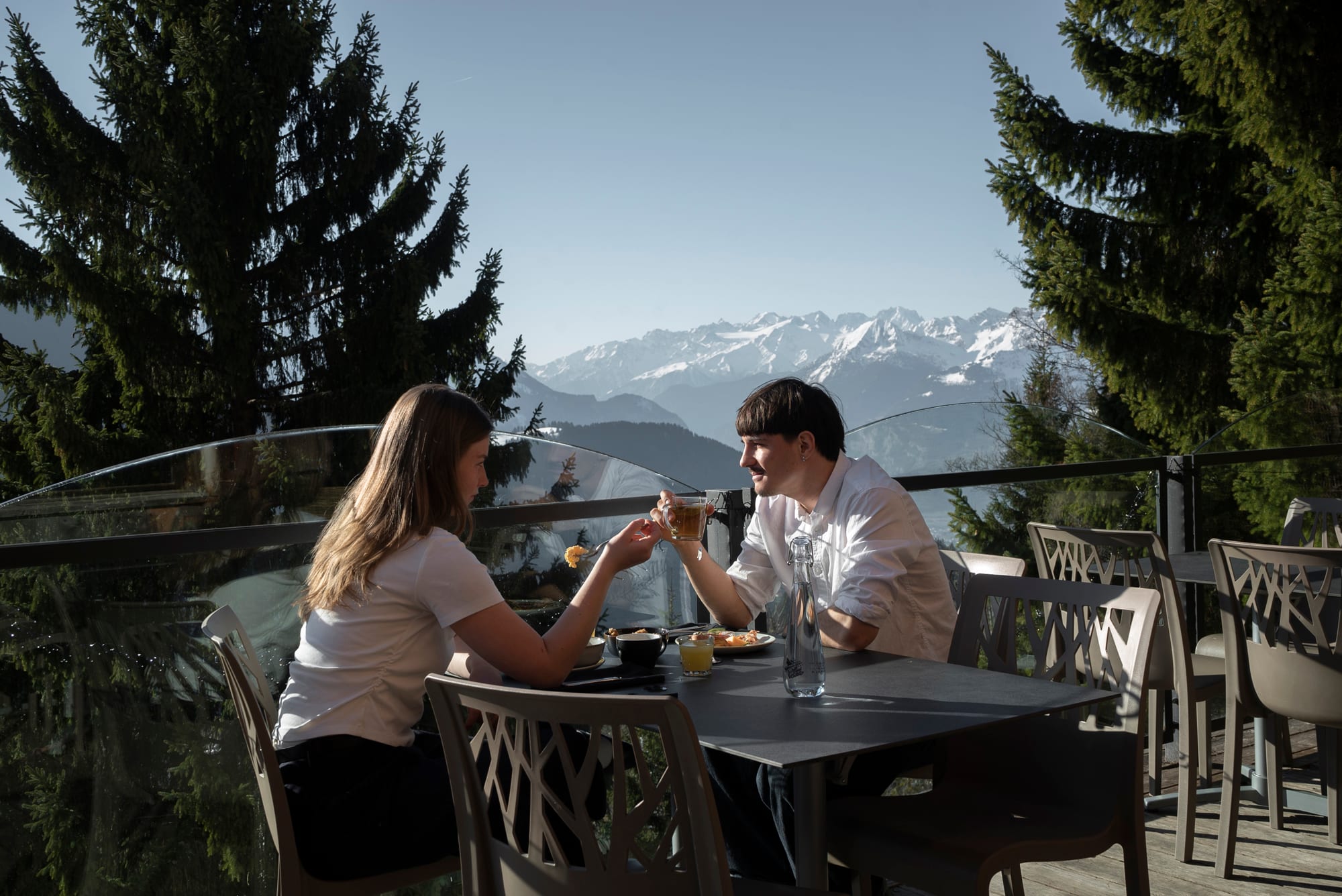Couple savourant le petit-déjeuner sur la terrasse face aux Alpes, Le Grand Chalet, Leysin