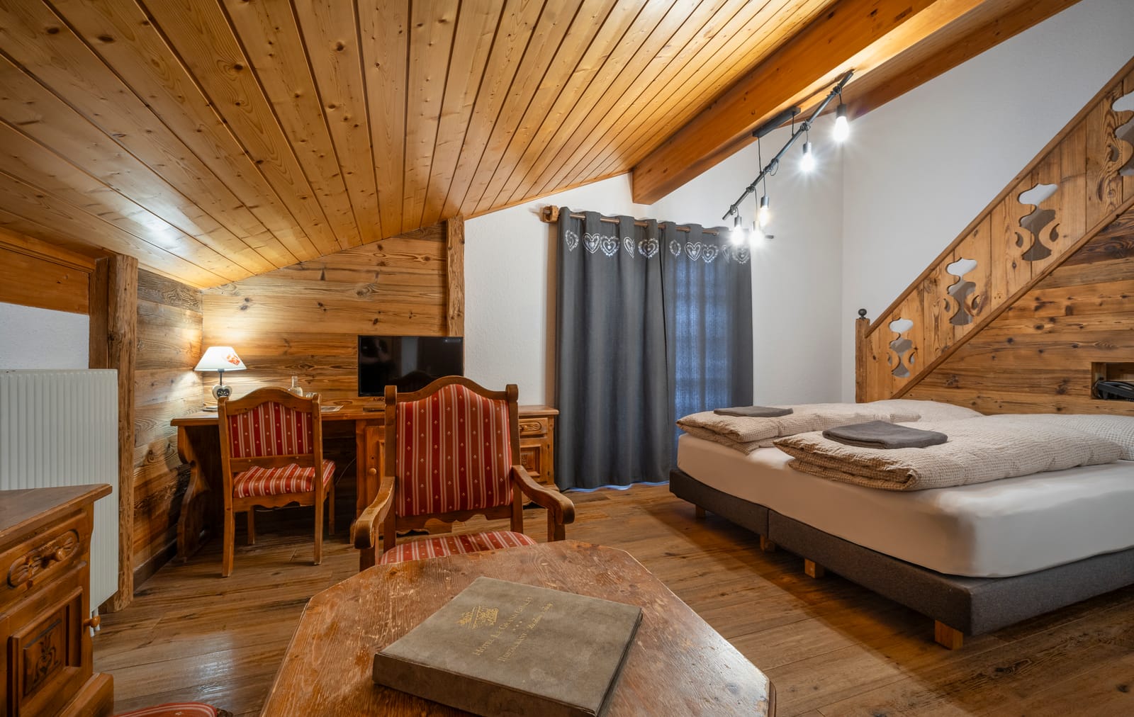 Junior Suite familiale chaleureuse avec coussins et éclairage tamisé