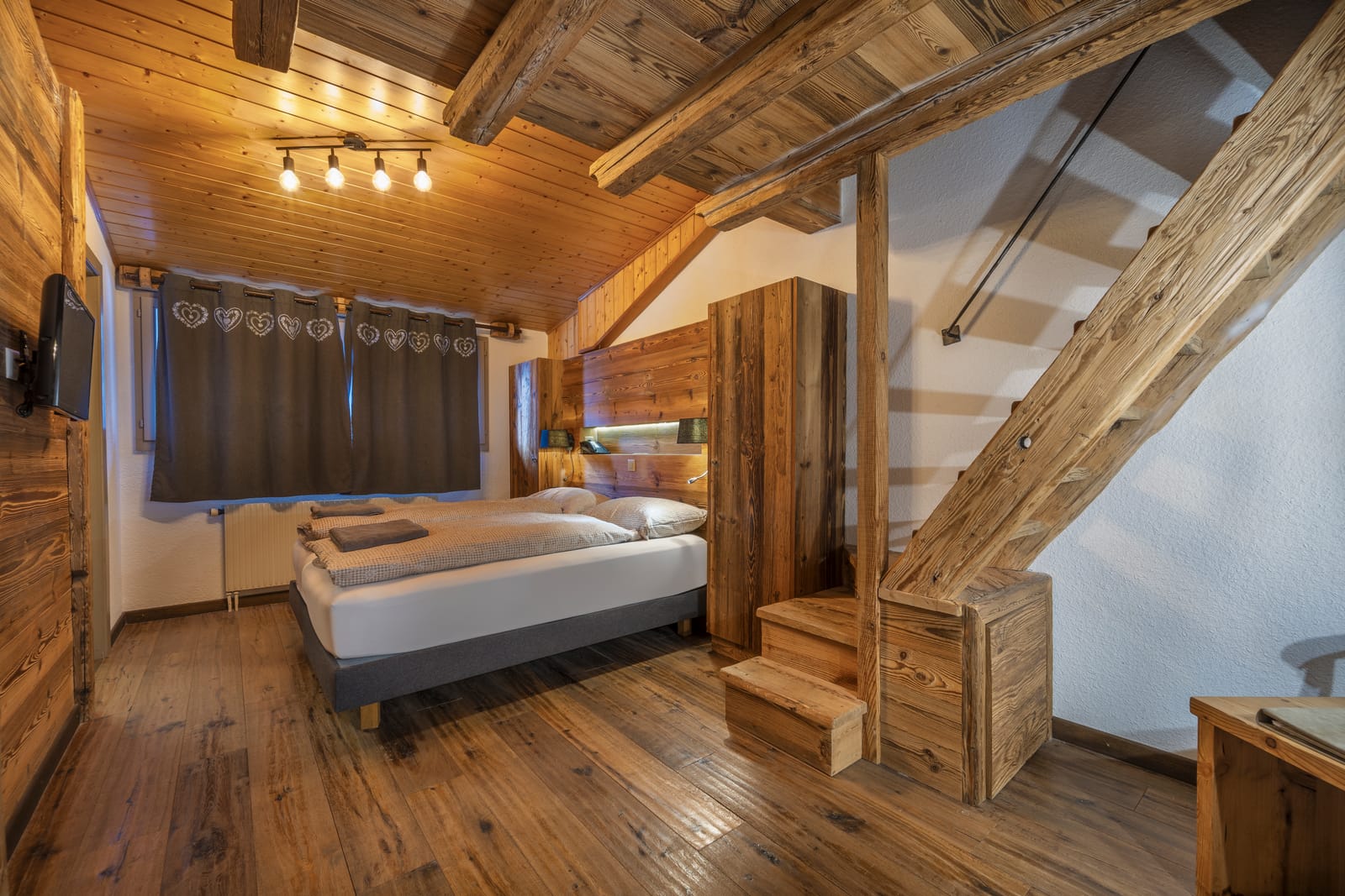 Chambre avec mezzanine et ambiance montagnarde en bois