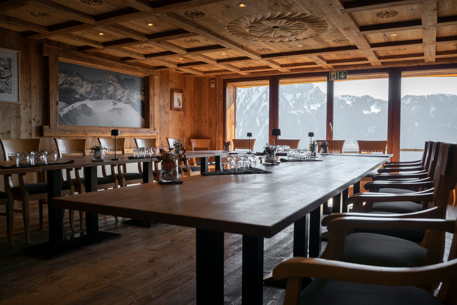 Salle de séminaire du Grand Chalet avec plafond sculpté et vue Alpes