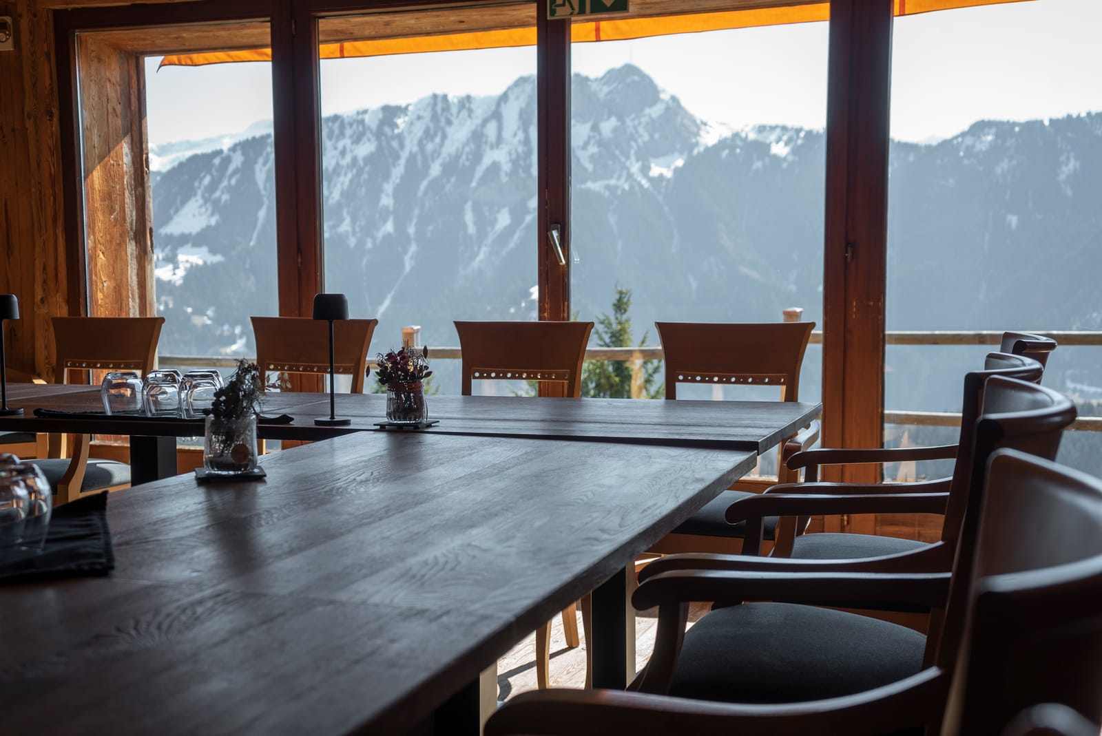 Table de séminaire face au panorama des Alpes vaudoises