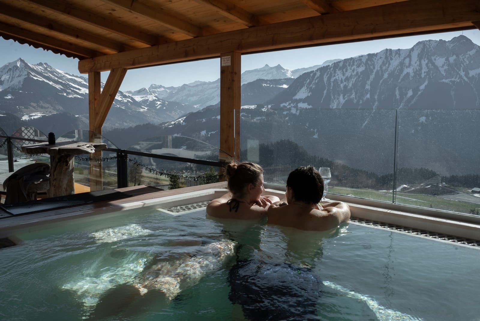 Couple dans le jacuzzi panoramique de l'Espace Nérine, face aux Dents du Midi