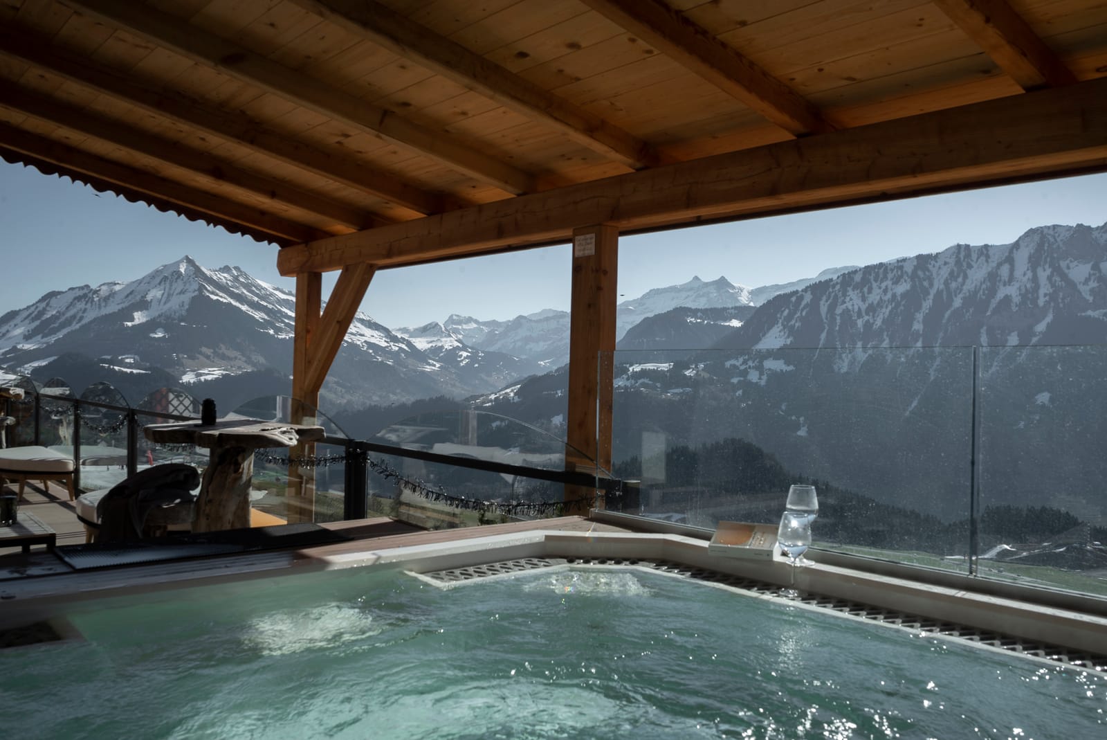Jacuzzi panoramique avec vue sur les Dents du Midi au Grand Chalet