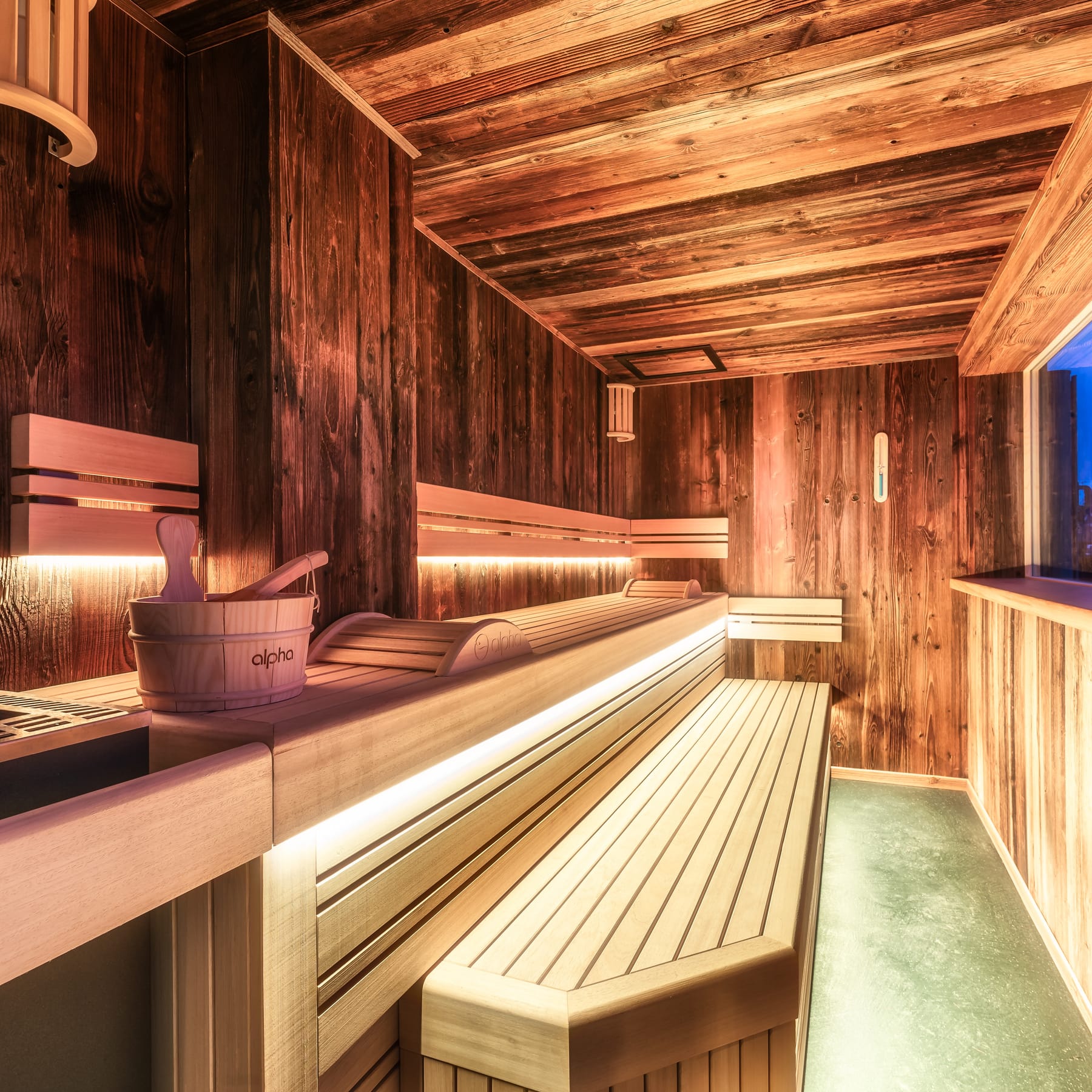 Sauna en bois de cèdre aux LED tamisées de l'Espace Nérine